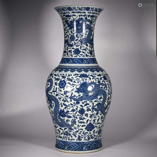 Ming Dynasty Qianlong Blue-and-white Wrapped Dragon Vase