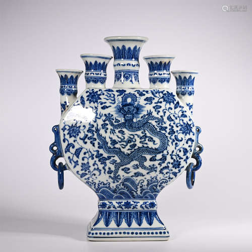 A blue and white dragon-shaped five-hole moon holding vase