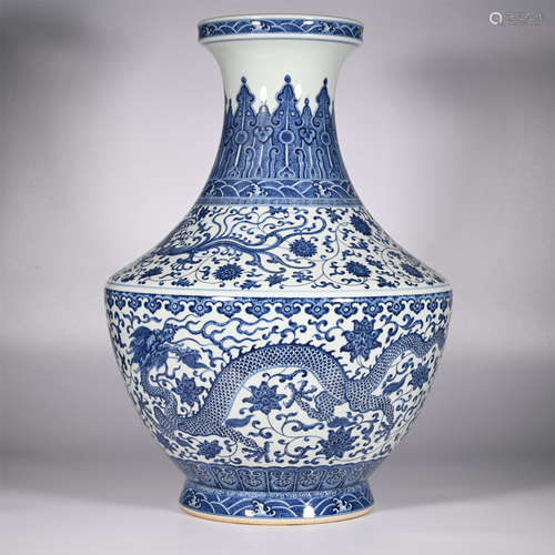 Qing Qianlong a blue-and-white dragon-patterned vase