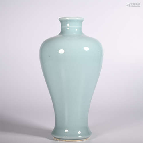 Qing Kangxi Celadon Plum Vase