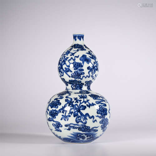 A blue and white gourd vase in the Qianlong period of the Qing Dynasty