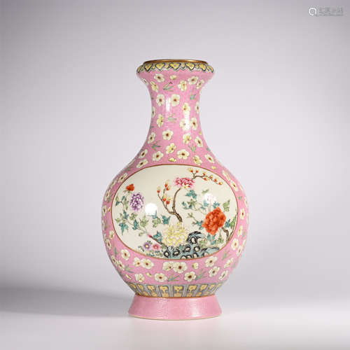 Qing Jiaqing famille rose bottle