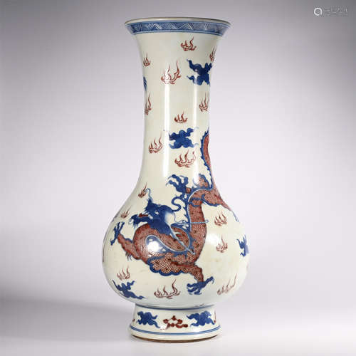 A blue and white glaze red dragon pattern long neck vase, Qing Dynasty