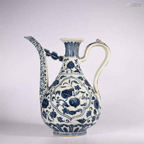 A blue and white flagon with a lotus pattern, Ming Dynasty