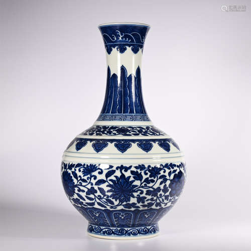 Qing Dynasty Qianlong Blue and White Wrapped Flower Pattern Appreciation Vase