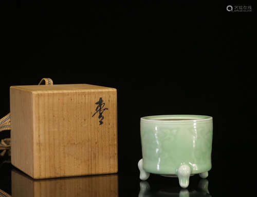 LONGQUAN WARE IMPRESSED 'FLOWERS' TRIPOD CENSER