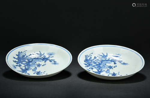 PAIR OF BLUE AND WHITE DISHES