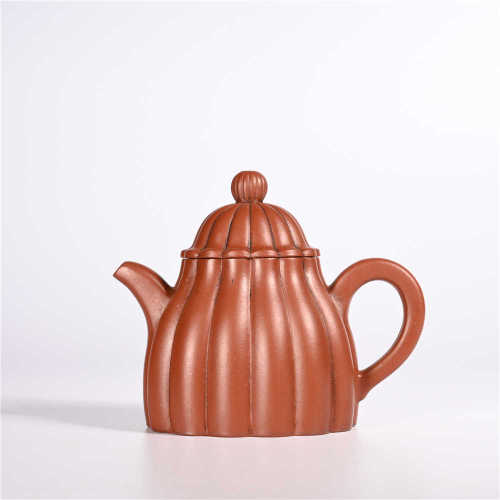 the Qing dynasty         dark-red enameled pottery teapot
