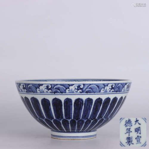 A CHINESE BLUE AND WHITE FLORAL PORCELAIN BOWL