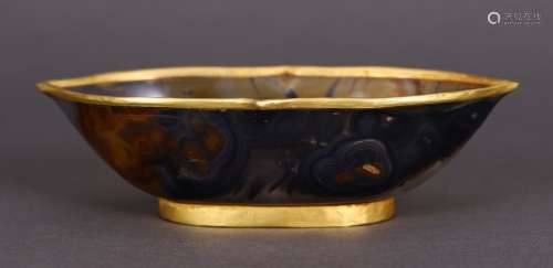 An Agate Cup With Golden Painting