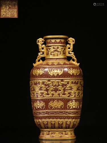 RED GROUND AND GILT 'DRAGON' VASE WITH HANDLES