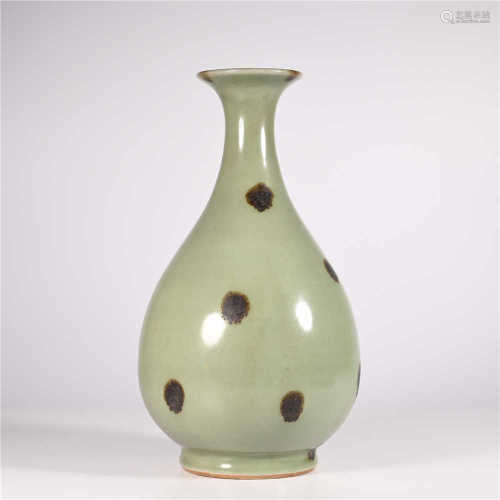 Jade pot and spring bottle of Longquan kiln in Song Dynasty