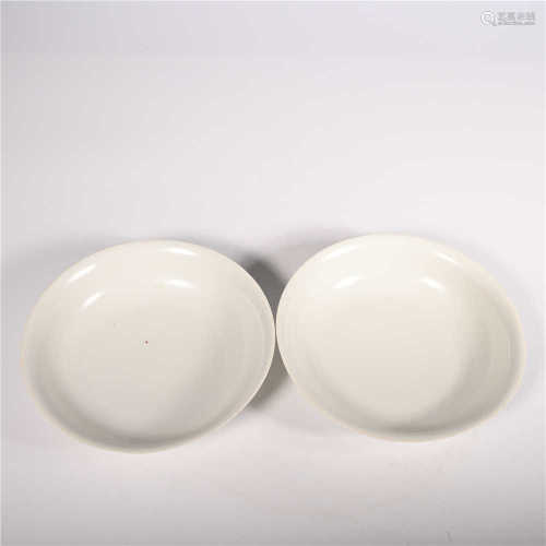 A pair of white glazed plates in Yongle of Ming Dynasty