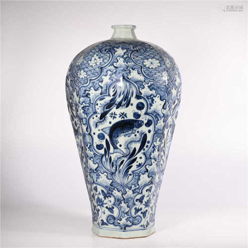 Blue and white plum vase with fish and algae pattern in Yuan Dynasty