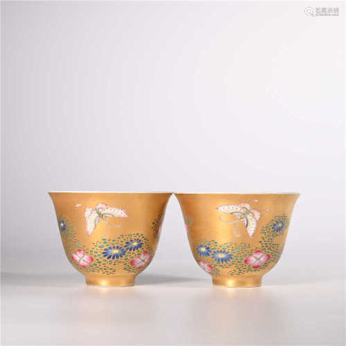 A pair of Xianfeng famille rose cups in Qing Dynasty