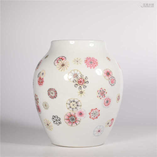 Qing Dynasty Yongzheng pink ball flower jar