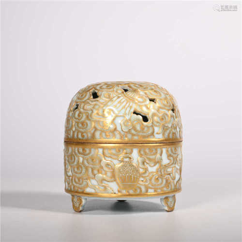 Qianlong gold color covered box in Qing Dynasty
