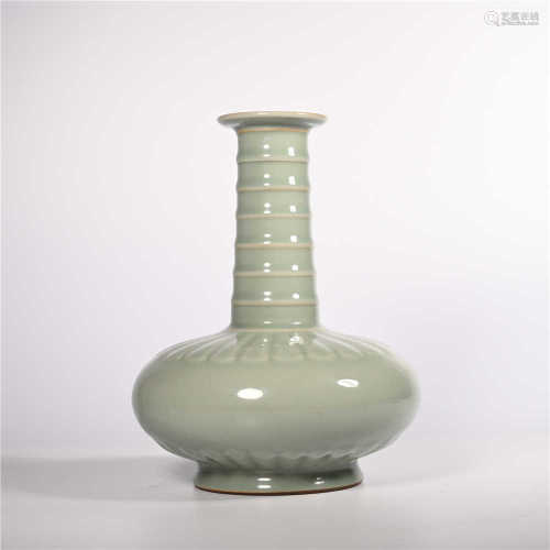 Qing Dynasty Yongzheng green glaze string bottle
