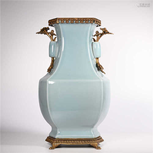 Qing Dynasty Qianlong double ear bottle with azure glaze