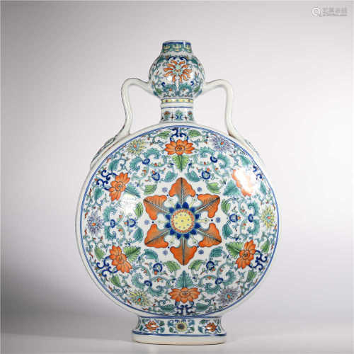 Qing Dynasty Qianlong pastel vase with lotus pattern