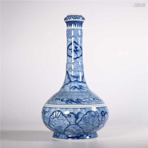Qing Dynasty Kangxi blue and white garlic bottle with dragon pattern