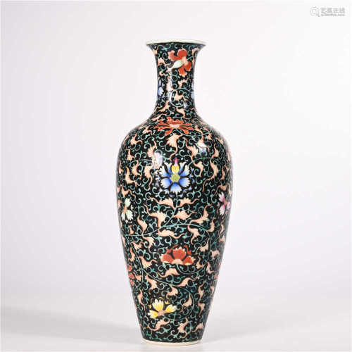 Qing Dynasty Yongzheng pastel lotus vase