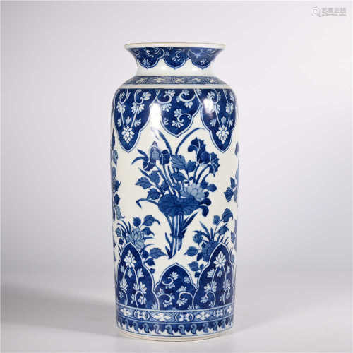 Blue and white flower vase in Qing Dynasty