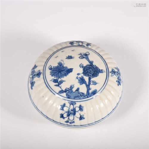 Qing Dynasty blue and white flower pattern cover box