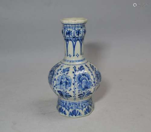 DELFT Vase en faïence H.: 13.2 cm (égrenures)