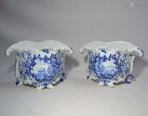 DELFT Paire de bouquetières en faïence à décor en …