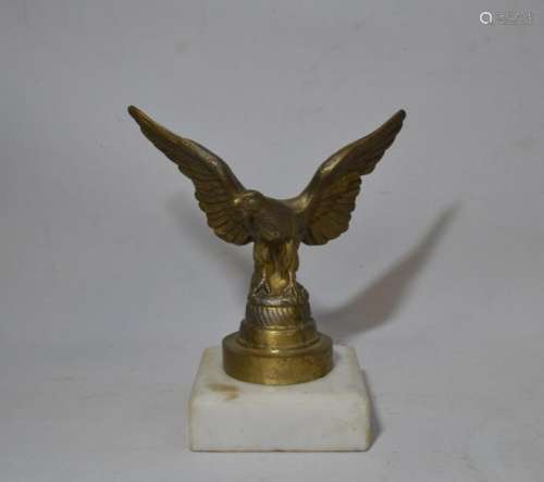 PORTE MONTRE en bronze figurant un aigle aux ailes…