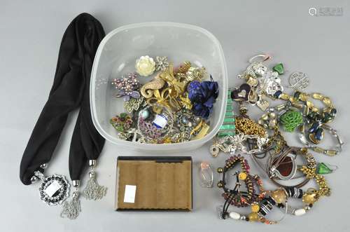 A collection of assorted Costume Jewellery to include brooches,