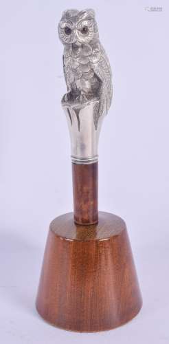 A LOVELY EARLY 20TH CENTURY CONTINENTAL STERLING SILVER OWL mounted upon a treen column. 20 cm high.