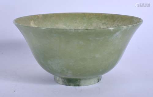 AN EARLY 20TH CENTURY CHINESE CARVED JADE BOWL Late Qing/Republic. 11.5 cm diameter.