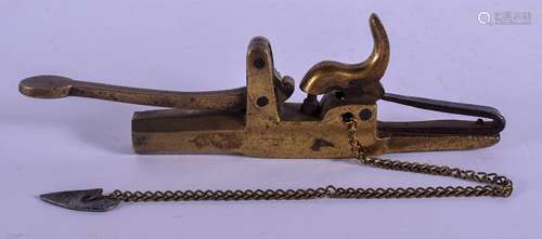 AN 18TH/19TH CENTURY FRENCH BRONZE FLINTLOCK PISTOL Mu Fayole, with steel fittings. 21 cm wide.