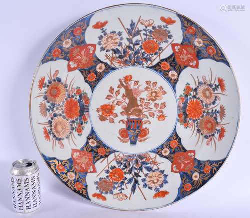 A LARGE 18TH CENTURY JAPANESE EDO PERIOD IMARI CHARGER painted with urns and floral sprays. 45 cm di