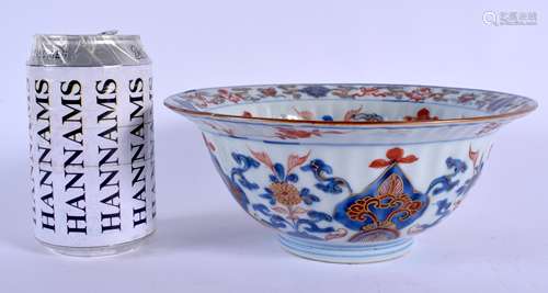 A 17TH/18TH CENTURY CHINESE IMARI RIBBED PORCELAIN BARBED BOWL Kangxi/Yongzheng, painted with flower