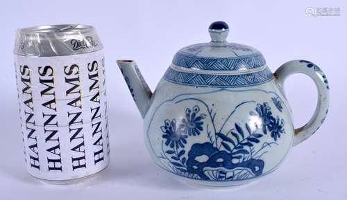 AN EARLY 18TH CENTURY CHINESE BLUE AND WHITE PORCELAIN TEAPOT AND COVER Kangxi/Yongzheng, painted wi