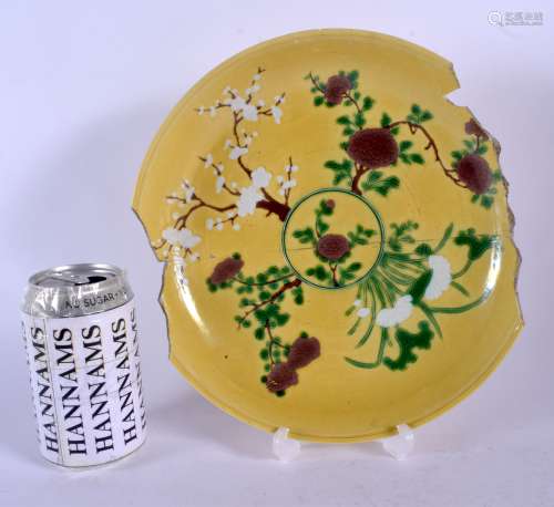 A 17TH CENTURY CHINESE IMPERIAL YELLOW AUBERGINE GLAZED CIRCULAR DISH Kangxi mark and period, painte