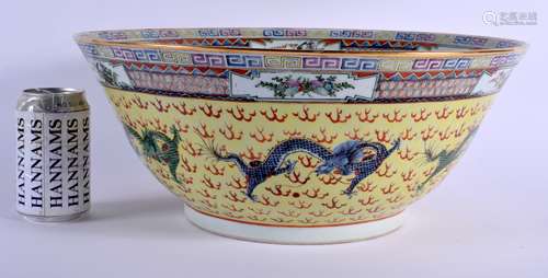 A LARGE 1930S CHINESE FAMILLE JAUNE PORCELAIN PUNCH BOWL Late Qing/Republic, painted with dragons an