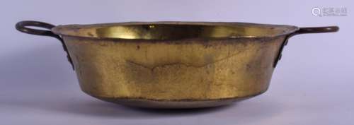 AN 18TH/19TH CENTURY BRASS AND COPPER TWIN HANDLED PAN. 50 cm wide inc handle.