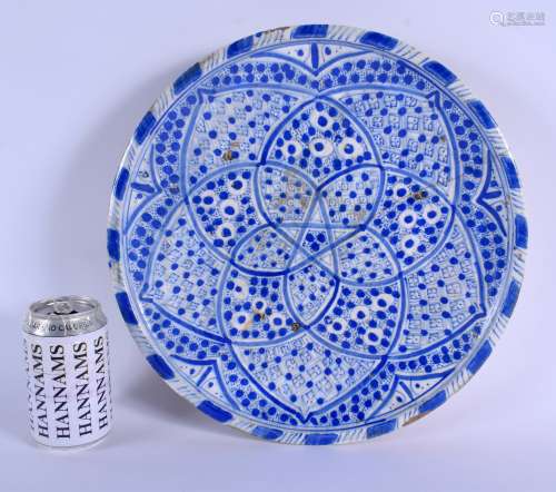 A 19TH CENTURY ARTS AND CRAFTS PERSIAN MIDDLE EASTERN BLUE AND WHITE DISH. 31 cm diameter.