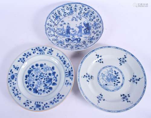 THREE 17TH/18TH CENTURY CHINESE BLUE AND WHITE PORCELAIN PLATES Kangxi/Yongzheng, painted with lands
