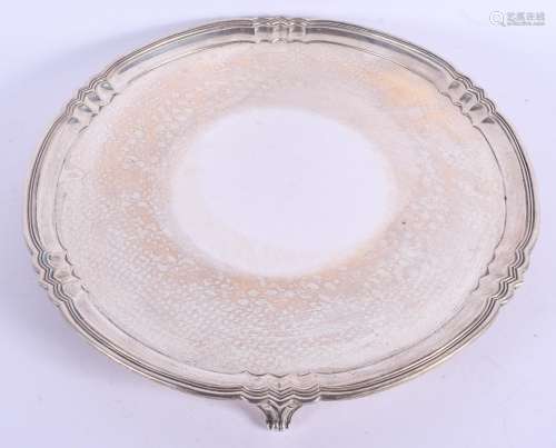 A LARGE 1960S SILVER SALVER. London 1968. 884 grams. 27 cm diameter.