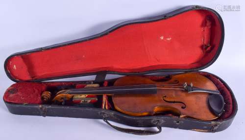 A LOVELY ANTIQUE EUROPEAN SINGLE PIECE BACK VIOLIN within a fitted felt lined case. 58 cm long.