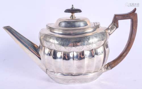 A LATE 18TH CENTURY ENGLISH SILVER TEAPOT. London 1799. 444 grams. 28 cm wide.