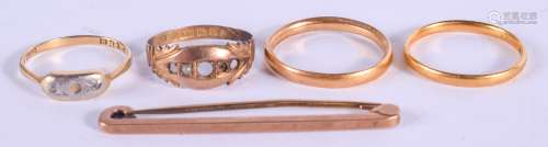 FOUR VINTAGE 9CT & 18CT GOLD RINGS and a 9ct gold brooch. 11 grams. (5)
