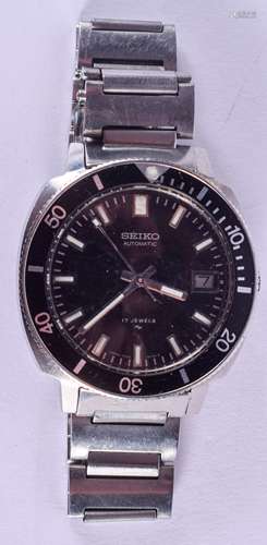 A VINTAGE SEIKO AUTOMATIC BLACK DIAL WRISTWATCH. 3.5 cm wide.