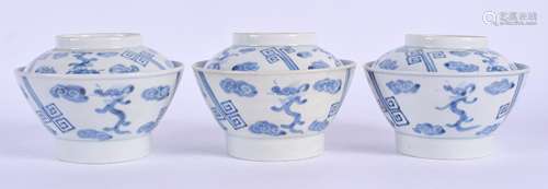 THREE 18TH/19TH CENTURY KOREAN BLUE AND WHITE PORCELAIN BOWLS AND COVERS painted with dragons and cl