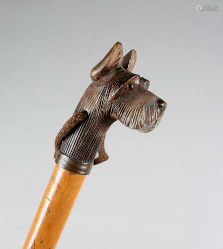 A CARVED WOOD WALKING CANE C.1920 the handle in th…